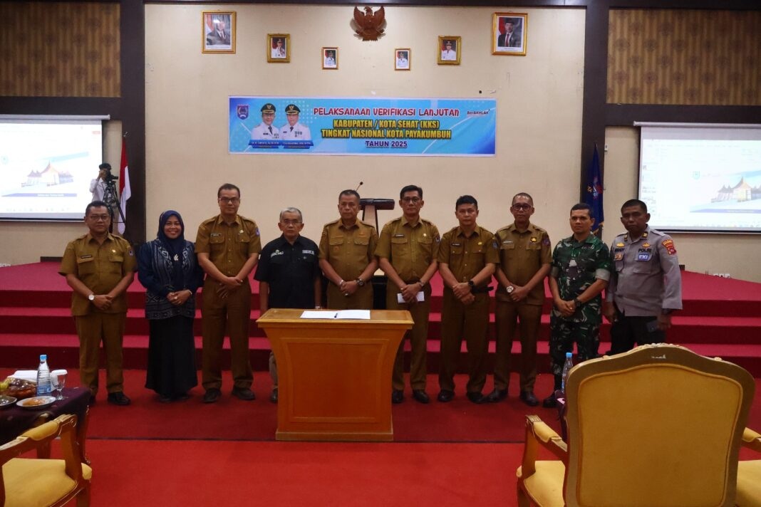 Wakil Wali Kota Payakumbuh Elzadaswarman dan jajaran saat verifikasi lanjutan di Aula Ngalau Indah lantai 3 kantor Wali Kota Payakumbuh, Senin (25/8).