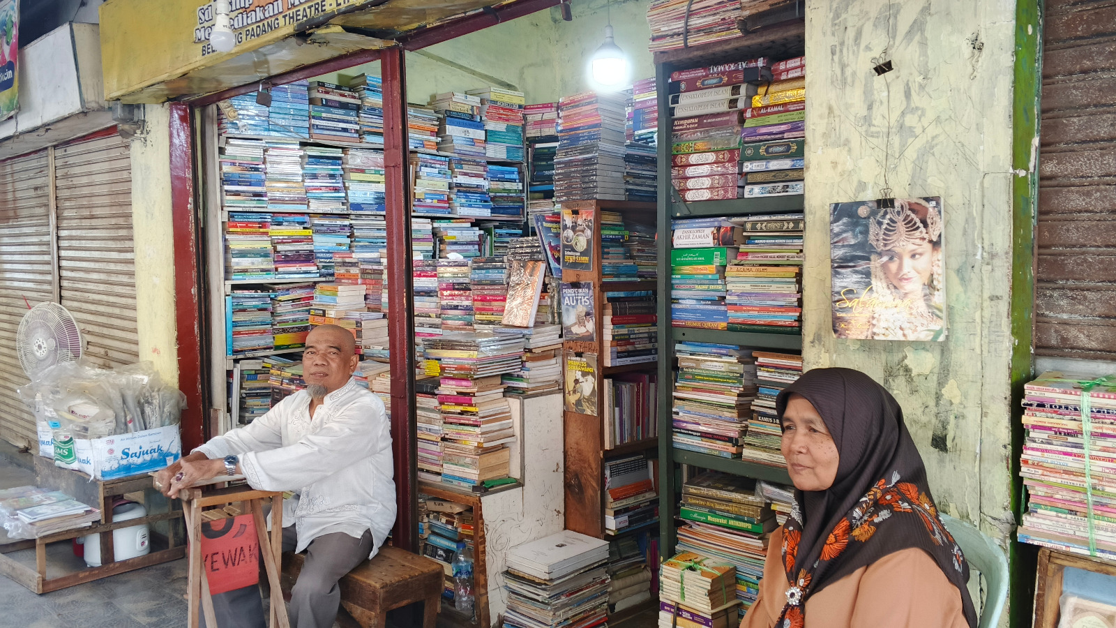 Salah seorang pemilik toko buku di kawasan Padang Teater, Pasar Raya Padang sedang menunggu pembeli, kemarin.