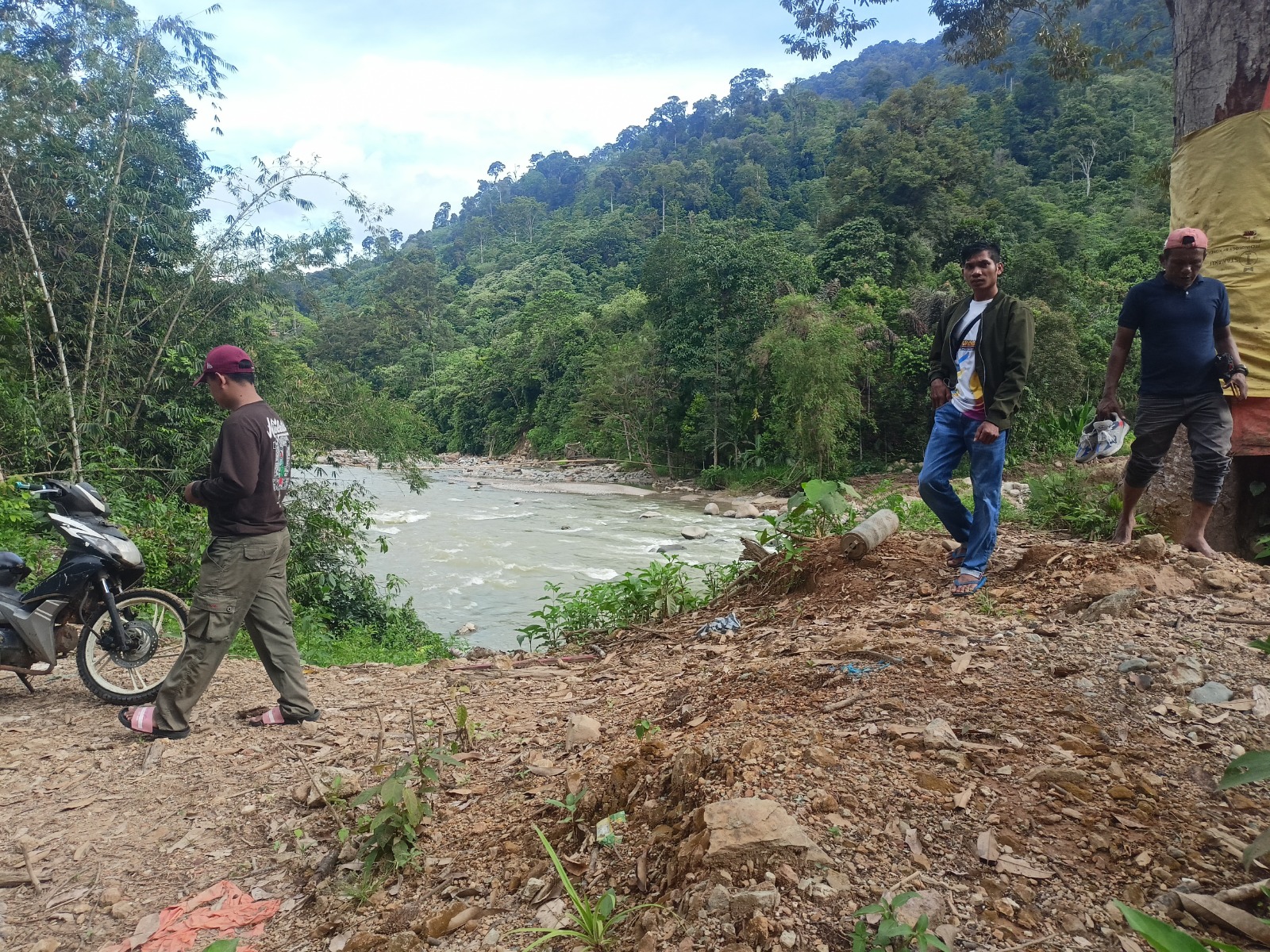 Kondisi Jorong Rurapatontang, Nagari Parit, Kecamatan Koto Balingka, Kabupaten Pasbar tak tersentuh jaringan telekomunikasi.