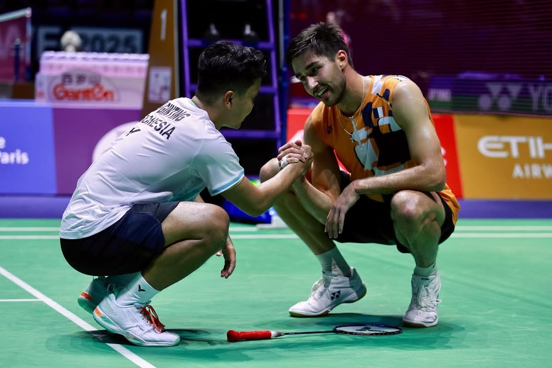 Toma Junior Popov menghampiri Anthony Sinisuka Ginting untuk memastikan kondisinya.