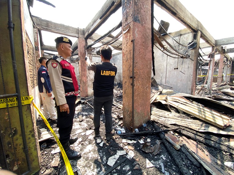 SELIDIKI: Petugas Inafis Polda Sumbar dan Tim Bidlabfor Polda Riau di lantai ll lokasi kebakaran Blok Barat Pusat Pertokoan Pasar Payakumbuh. Pasar tersebut terbakar Selasa (26/8) dini hari lalu.
