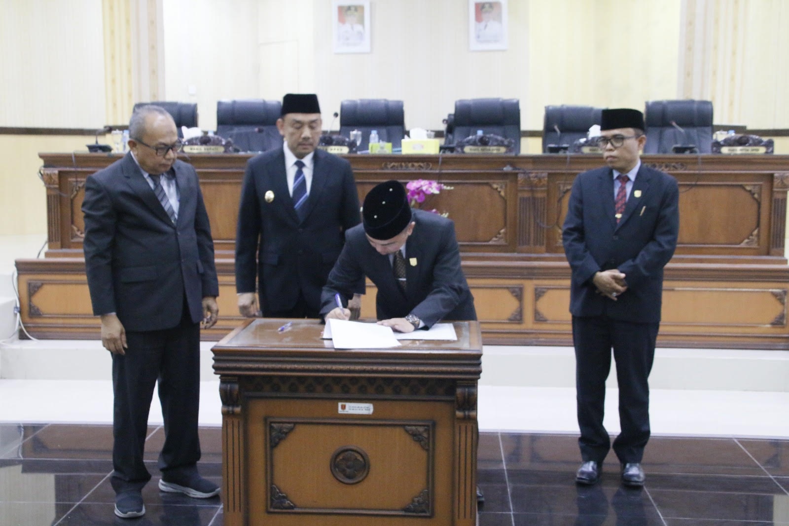 Ketua DPRD Agam Ilham didampingi pimpinan dewan lainnya dan Wabup Agam Muhammad Iqbal menandatangani nota pengesahan APBD-P Agam 2025 di aula utama DPRD setempat, Rabu (27/8).