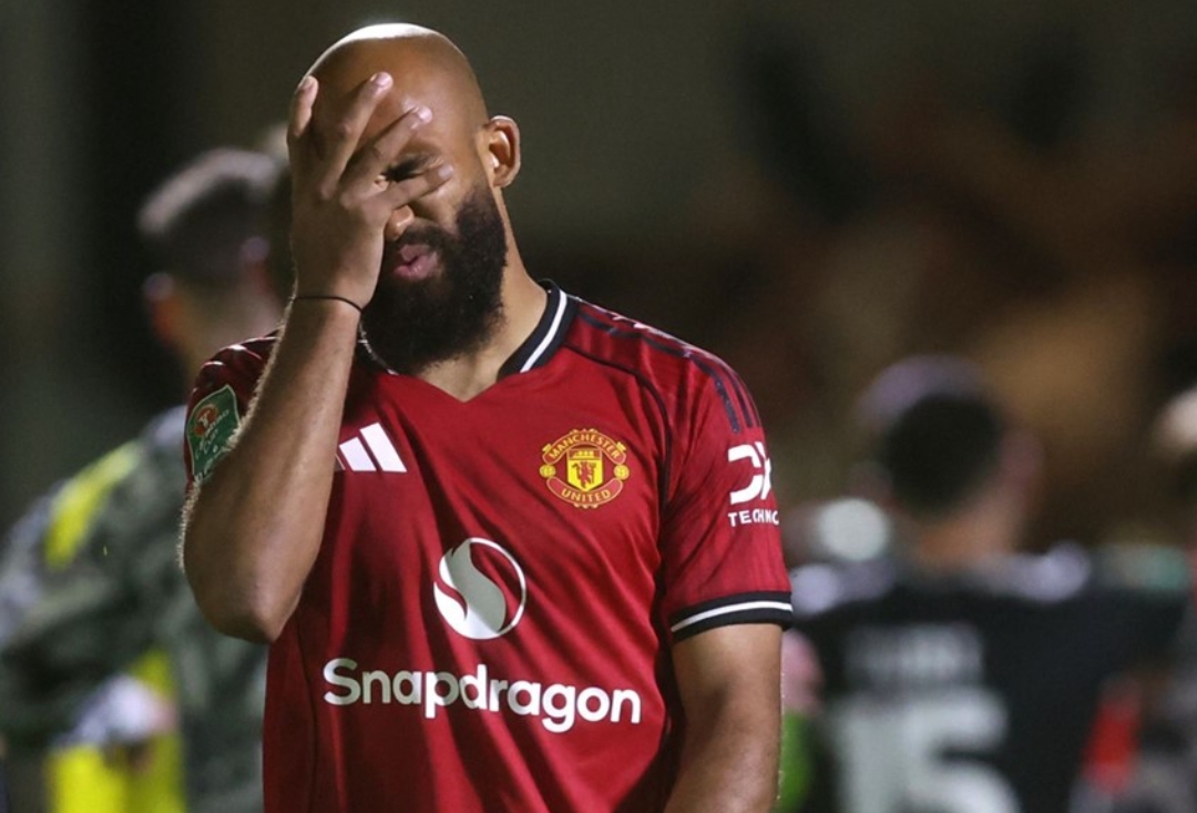 Ekspresi Bryan Mbeumo usai tendangannya membentur mistar gawang saat adu penalti dan tersingkir dari Carabao Cup 2025. (Foto: Sky Sports)