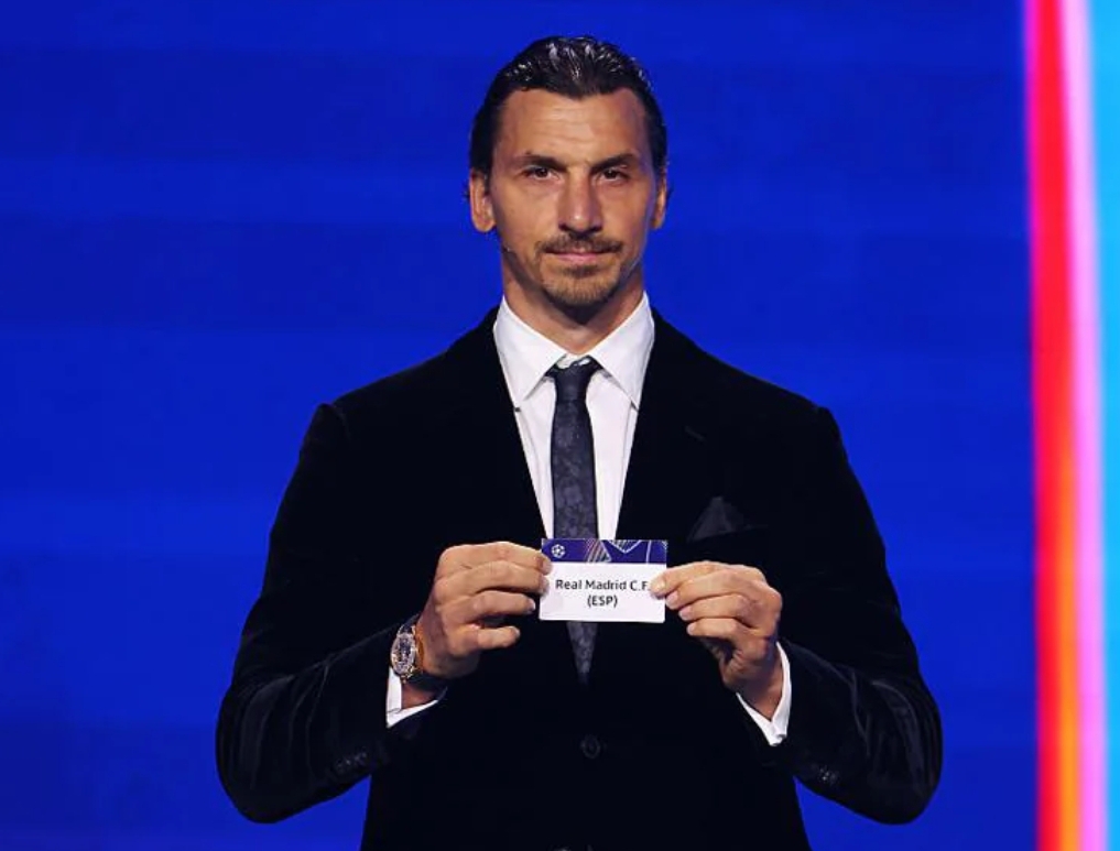 Zlatan Ibrahimovic menunjukkan nama klub Real Madrid ketika drawing Liga Champions 2025/2026 di Monako. (Foto: UEFA)