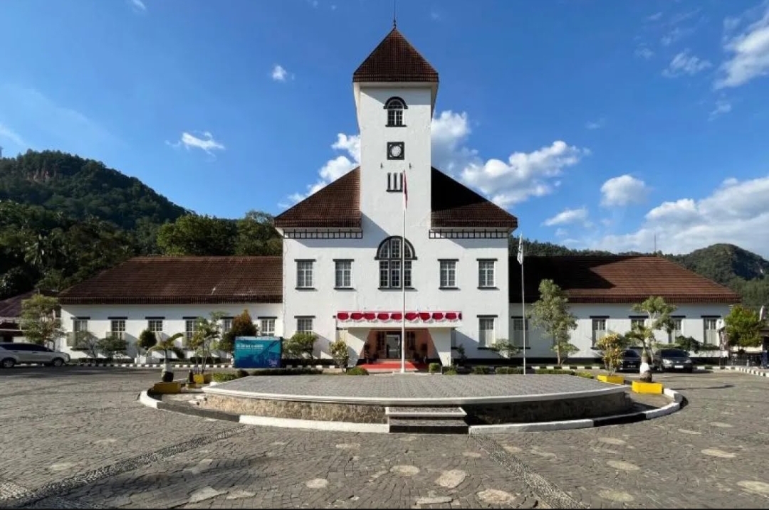 Bekas kantor pertambangan PTBA diubah menjadi Hotel Ombilin Heritage, hotel bintang lima berstandar internasional. (Foto: Corcom PTBA)
