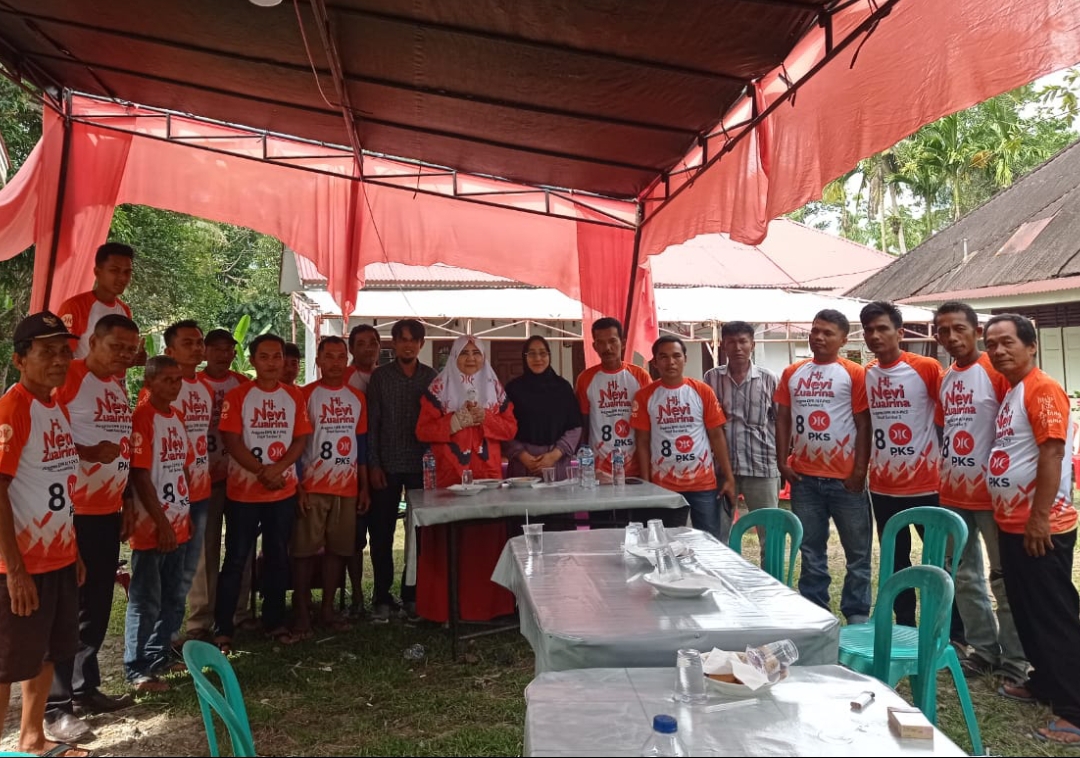 Anggota DPR RI Komisi VI dari Fraksi PKS bersama kelompok tani dan nelayan. (Foto: Tim NZ)