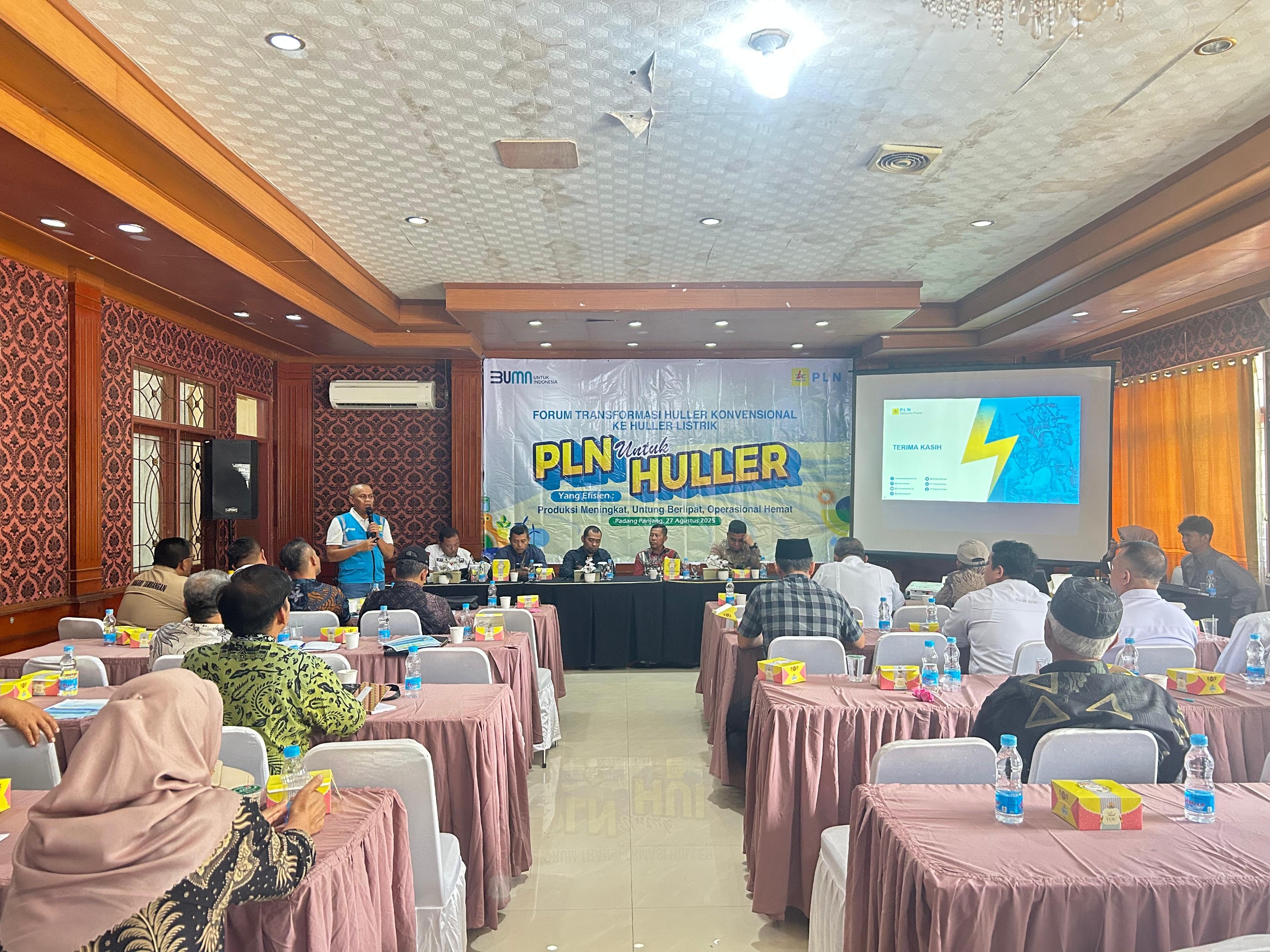 PLN Bukittinggi gelar Forum Transformasi Huller Listrik di Padang Panjang. Program ini dukung efisiensi biaya, produktivitas petani.