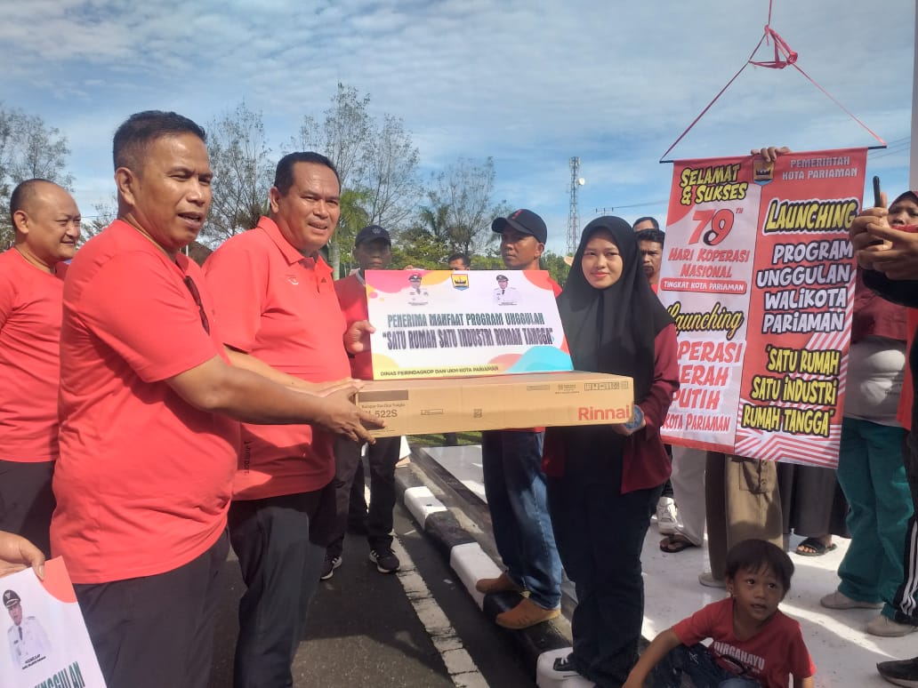 Wali Kota Pariaman Yota Balad menuntaskan realisasi program unggulan Satu Rumah Satu Industri Rumah Tangga untuk meningkatkan ekonomi keluarga dan mendukung pengembangan UMKM.