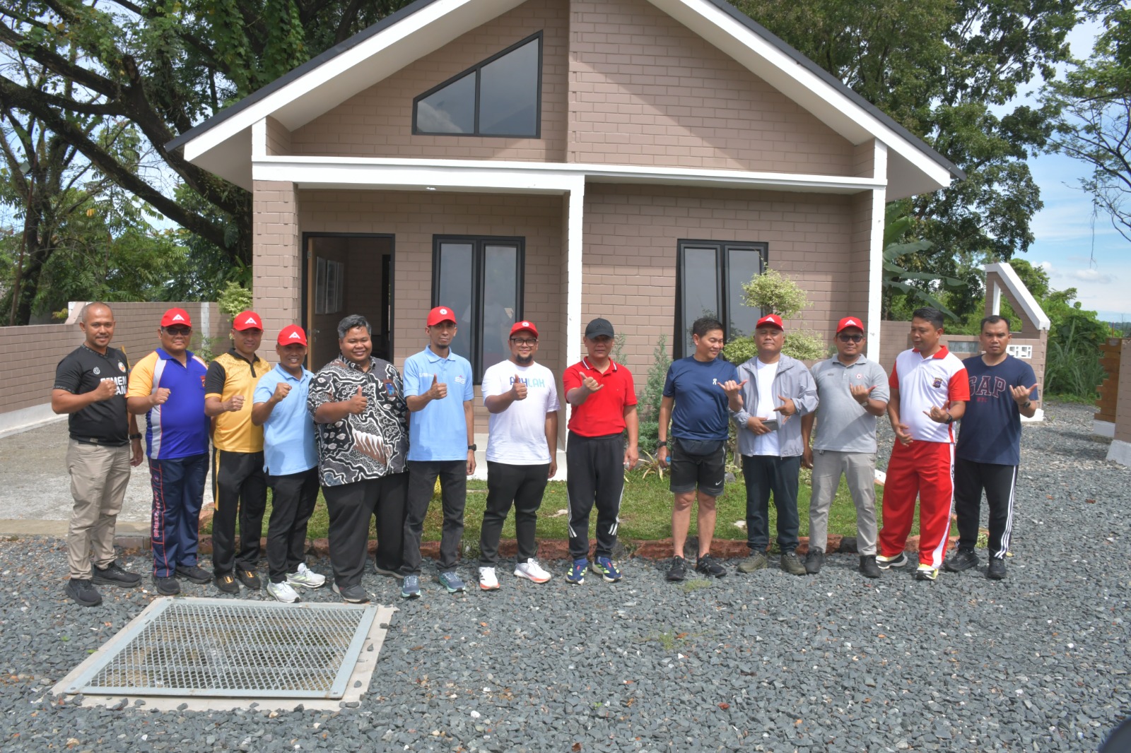 Rombongan Kapolda Sumbar melihat dari dekat rumah contoh Sepablock, produk inovasi terbaru PT Semen Padang, yang berdiri di samping Lapangan Semen Padang FC, Jumat (29/8/2025).