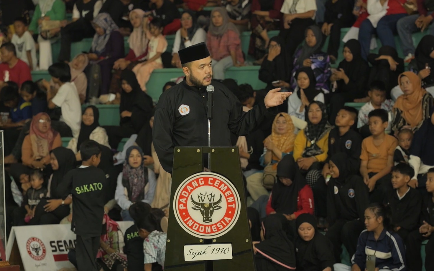Fadly Amran menutup Kejuaraan Pencak Silat Wali Kota Padang Cup I di GOR PT Semen Padang, Minggu (24/8/2025).