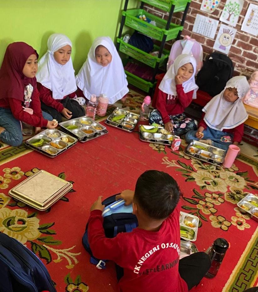 Anak-anak terlihat menikmati makanan program MBG beberapa waktu lalu.
