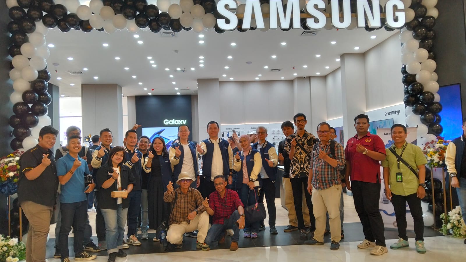 Samsung bersama dengan Mitra Adiperkasa (MAP) resmi membuka Samsung Experience Store (SES) by MAP di Basko City Mall, Kota Padang, Jumat (29/8).