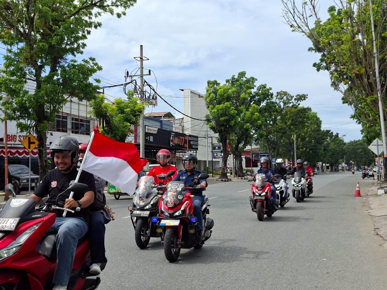 Puluhan bikers dari Komunitas Honda PCX dan Honda ADV merayakan HUT ke-80 Kemerdekaan RI dengan konvoi di Kota Padang.