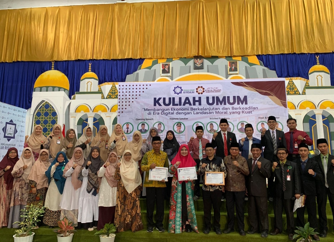 Anggota DPR RI Komisi VI dari Fraksi PKS, Hj. Nevi Zuairina usai kuliah umum di STAI Ar Risalah Sumatera Barat. (Foto: Tim NZ)