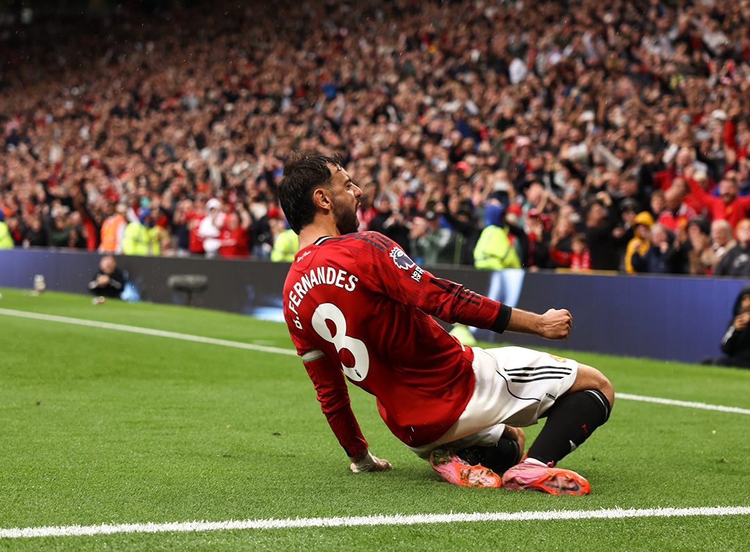 Selebrasi Bruno Fernandes setelah sukses eksekusi penalti dan memastikan kemenangan Manchester United atas Burnley 3-2. (Foto: IG Manchester United)