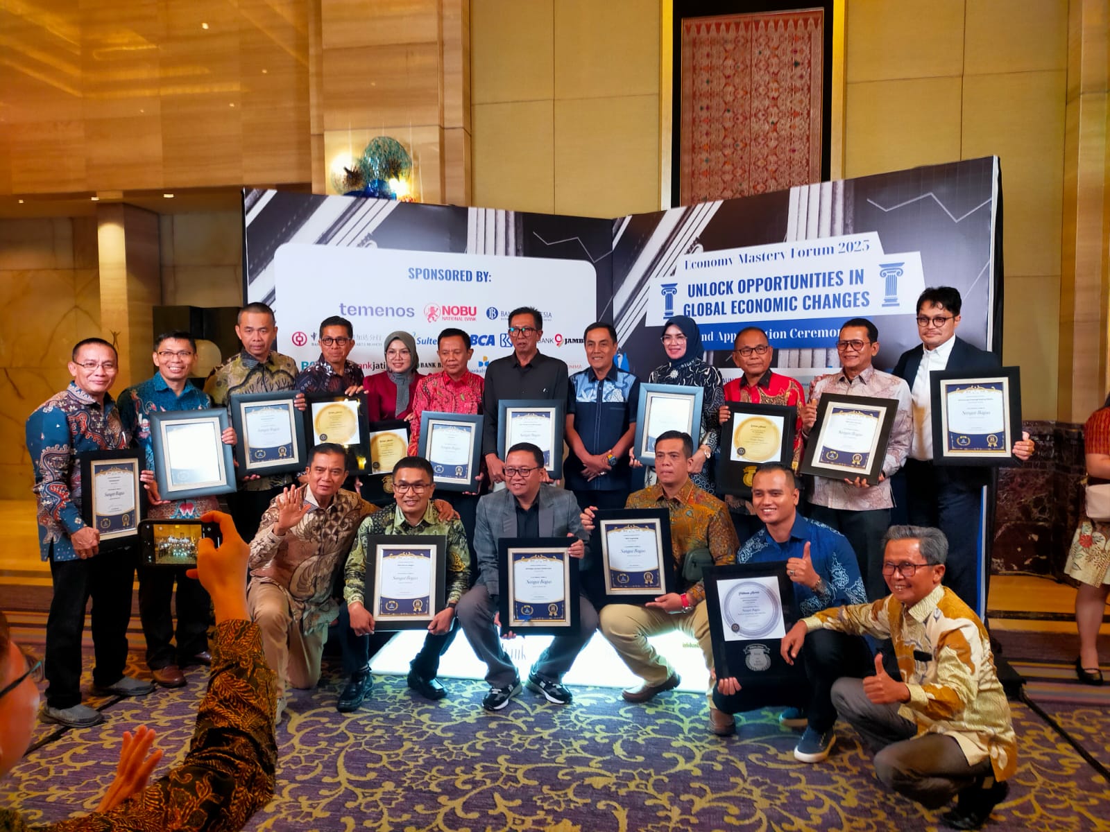 Sebanyak 13 BPR Sumbar meraih Infobank Award 2025, termasuk Gema Pesisir dengan Platinum Award, bukti konsistensi kinerja BPR daerah di level nasional.