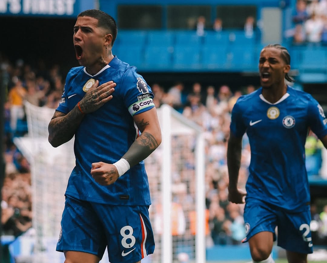 Selebrasi Enzo Fernandez usai mencetak gol penalti yang memastikan kemenangan Chelsea 2-0 melawan Fulham. (Foto: IG Chelsea)
