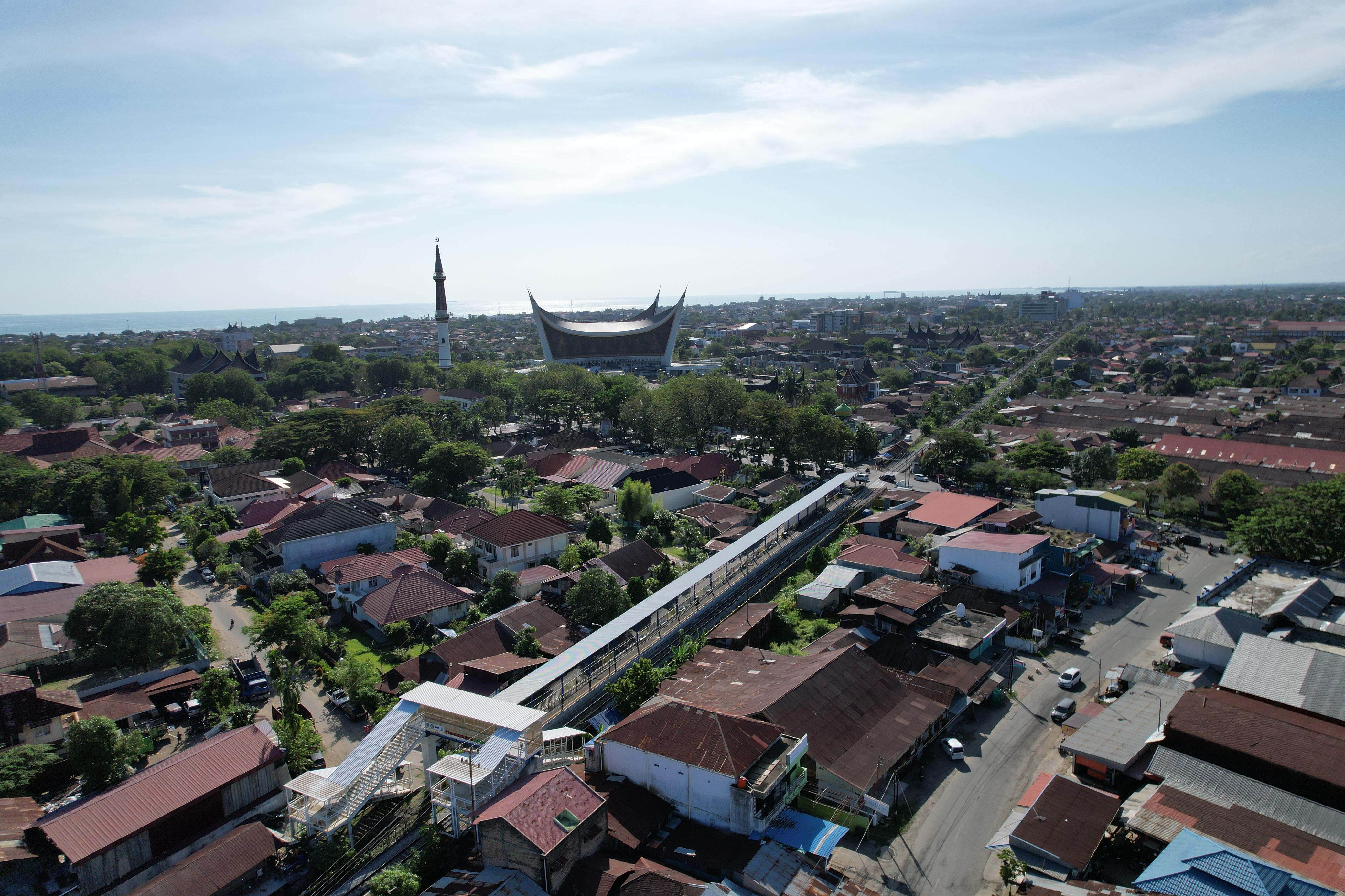 Pemandangan Kota Padang dilihat dari ketinggian. Terlihat Stasiun Alai yang berada di Padang Utara. (Foto Humas KAI Sumbar)