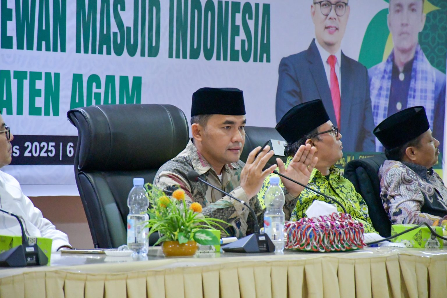 KEAGAMAAN: Kadis DPMN Agam Handria Asmi memberi arahan saat membuka Musda ke-V Pimpinan Daerah DMI Agam, di aula Bappeda, Lubukbasung, Sabtu (30/8).