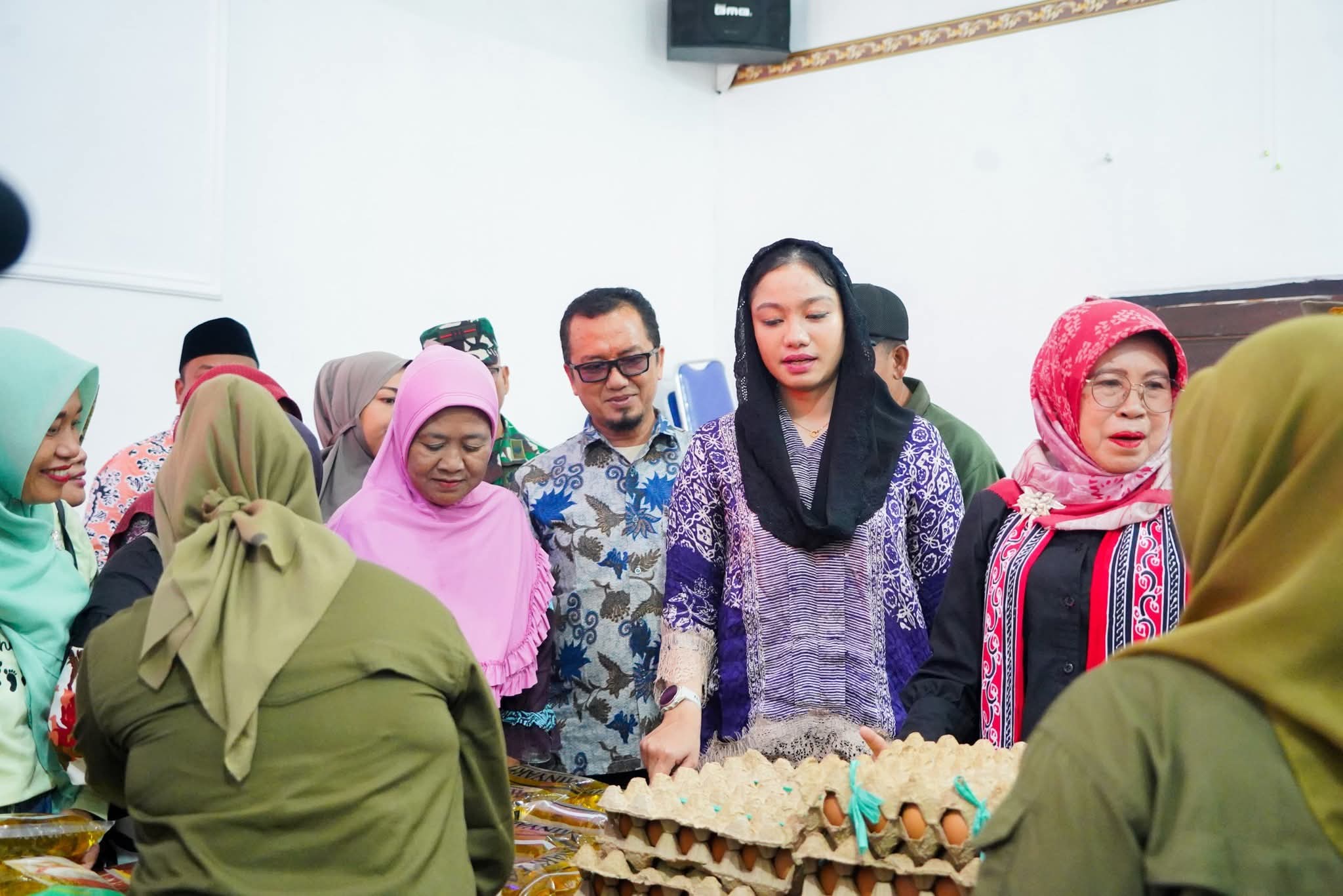 DISAMBUT ANTUSIAS: Bupati Dharmasraya Annisa Suci Ramadhani meninjau langsung pelaksanaan Gerakan Pangan Murah di Nagari Sungai Rumbai Timur, Sabtu (30/8).