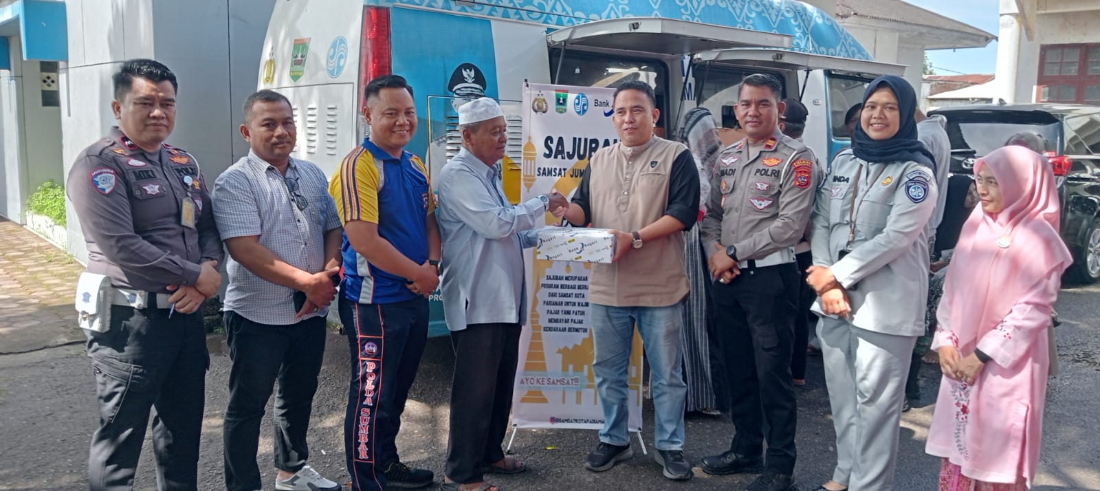 APRESIASI: Kepala UPTD Samsat Kota Pariaman, Nanda Edya Putra (tengah), menyerahkan reward kepada salah satu wajib pajak taat didampingi Kasat Lantas Polres Pariaman Iptu A. Riadi.
