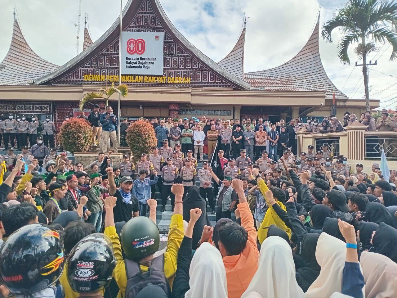 Ratusan massa dari mahasiswa, masyarakat, dan pelajar gelar aksi di DPRD Bukittinggi, tuntut bubarkan DPR, transparansi anggaran, hingga solidaritas untuk korban aksi, Senin (1/9/2025).