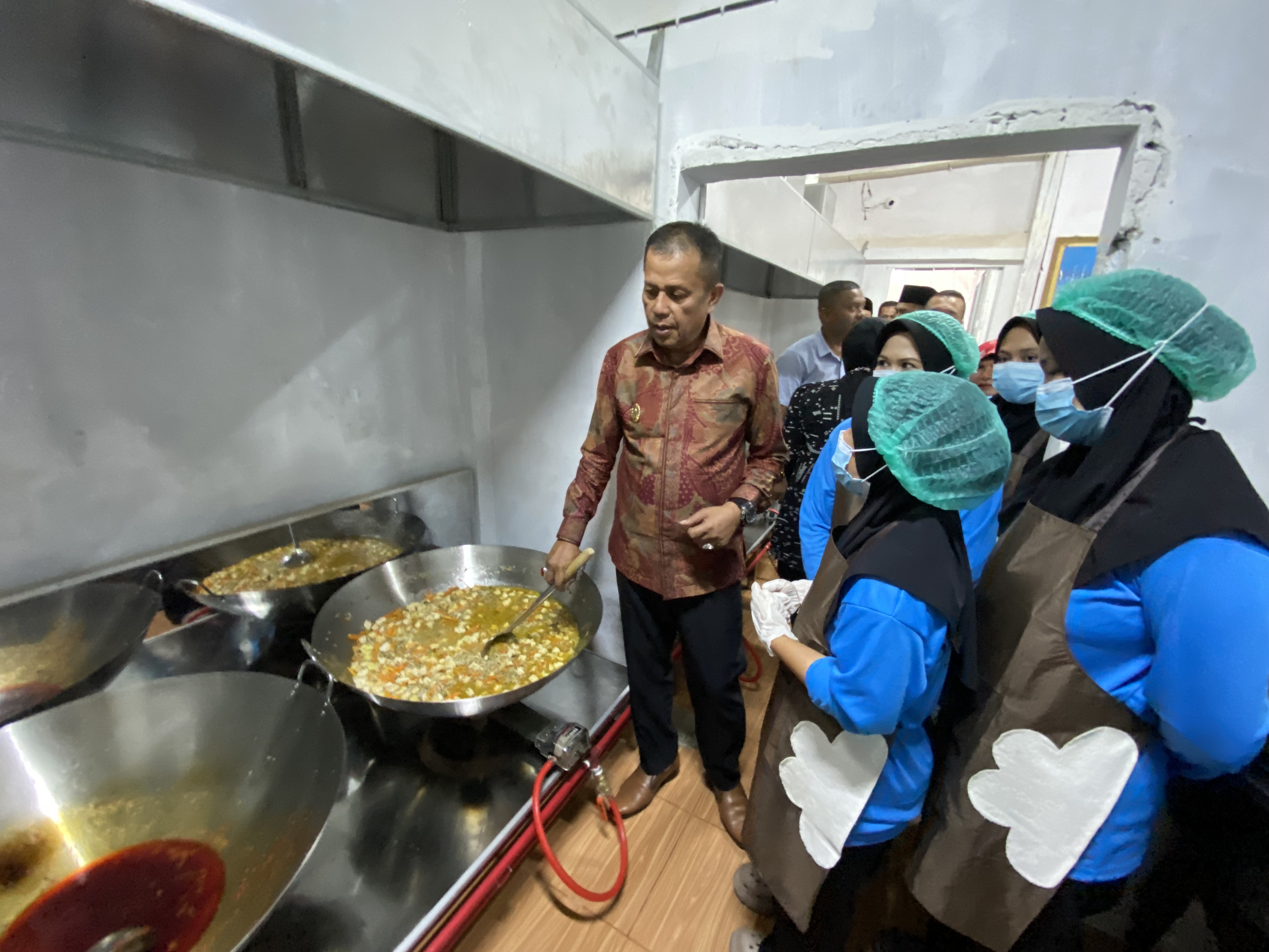 UNTUK 12 SEKOLAH: Wakil Wali Kota Payakumbuh Elzadaswarman saat meninjau langsung Dapur MBG milik Yayasan Peduli Permata Damai di Kelurahan Kapalo Koto Dibalai, Sabtu (30/8).