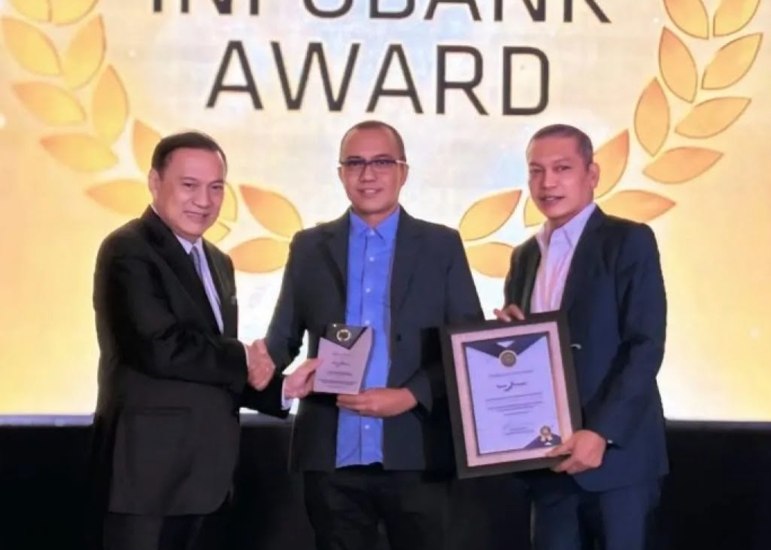 Pemimpin Bank Nagari Cabang Jakarta, Yosviandri, menerima penghargaan The Excellent Performance Bank in 10 Consecutive Years 2015-2024 pada ajang Infobank Award 2025. (Foto: IST)