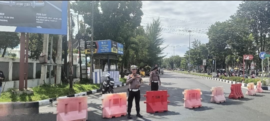 Massa demo di DPRD Sumbar, Senin (1/9/2025). Polisi terapkan rekayasa lalu lintas di Jalan S. Parman, pengendara diarahkan ke jalur alternatif.
