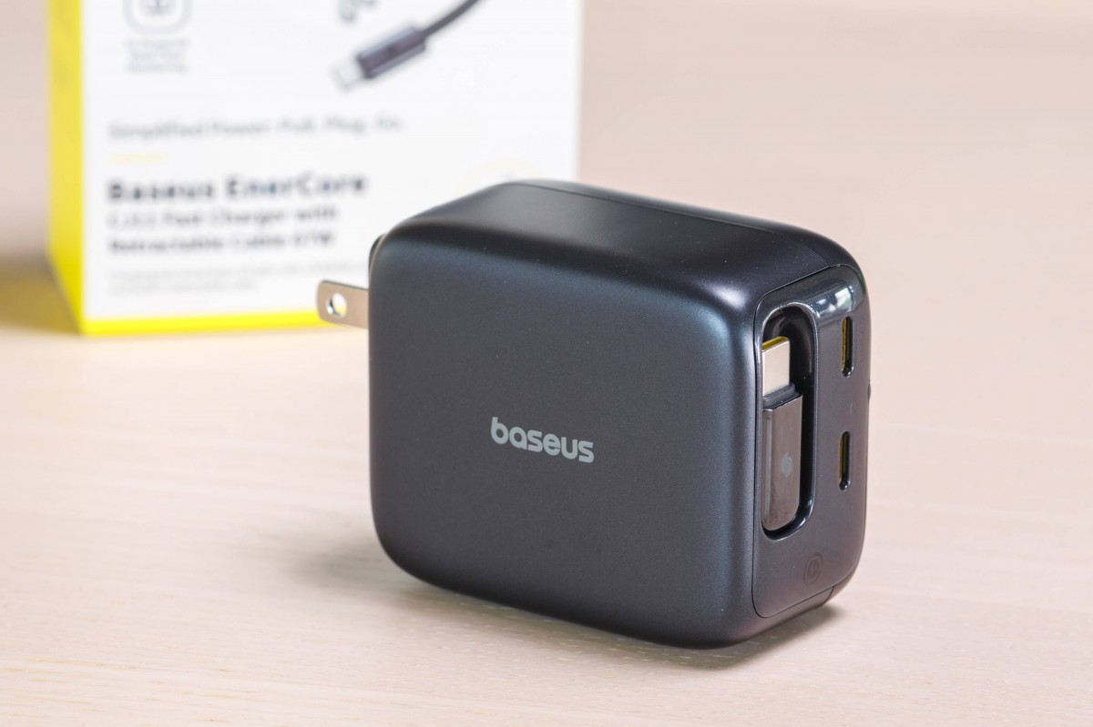 Baseus meluncurkan EnerCore CJ11 GaN 67W Fast Charger dengan desain ringkas, kabel retractable, dan kemampuan isi daya tiga perangkat sekaligus, solusi praktis traveler modern. (foto GSMArena)
