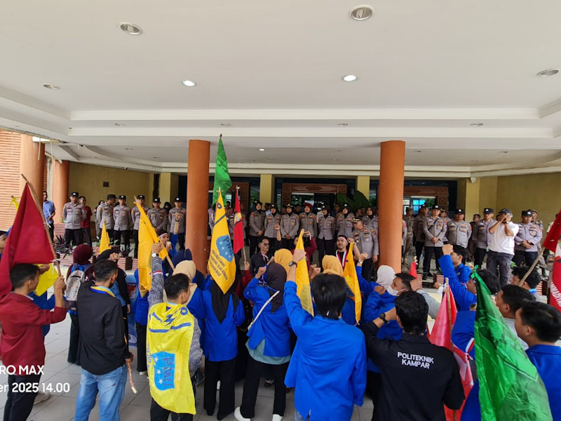 Puluhan aktivis Cipayung Plus Pasbar demo DPRD, layangkan 8 tuntutan mulai transparansi pokir, konflik agraria, batas wilayah hingga pembekuan kenaikan gaji dewan.