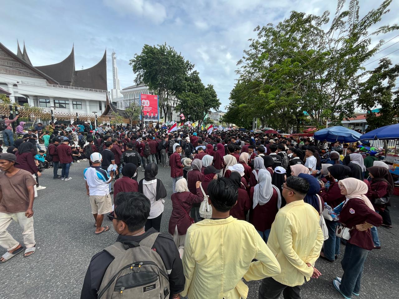 Aksi demo mahasiswa dan ojol di DPRD Sumbar yang berada di kawasan ujung Jalan Khatib Sulaiman, Senin (1/9/2025), memicu pengalihan rute Trans Padang koridor satu.