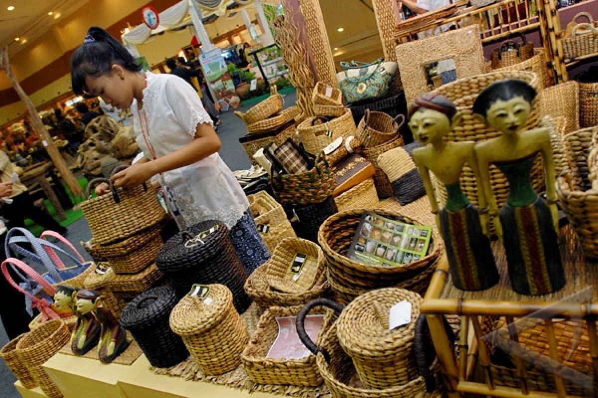 Kerajinan tangan lokal Indonesia bukan hanya warisan budaya, tetapi juga penggerak ekonomi kreatif global, ciptakan lapangan kerja, tarik wisatawan, dan jaga tradisi. (foto cikoneng)