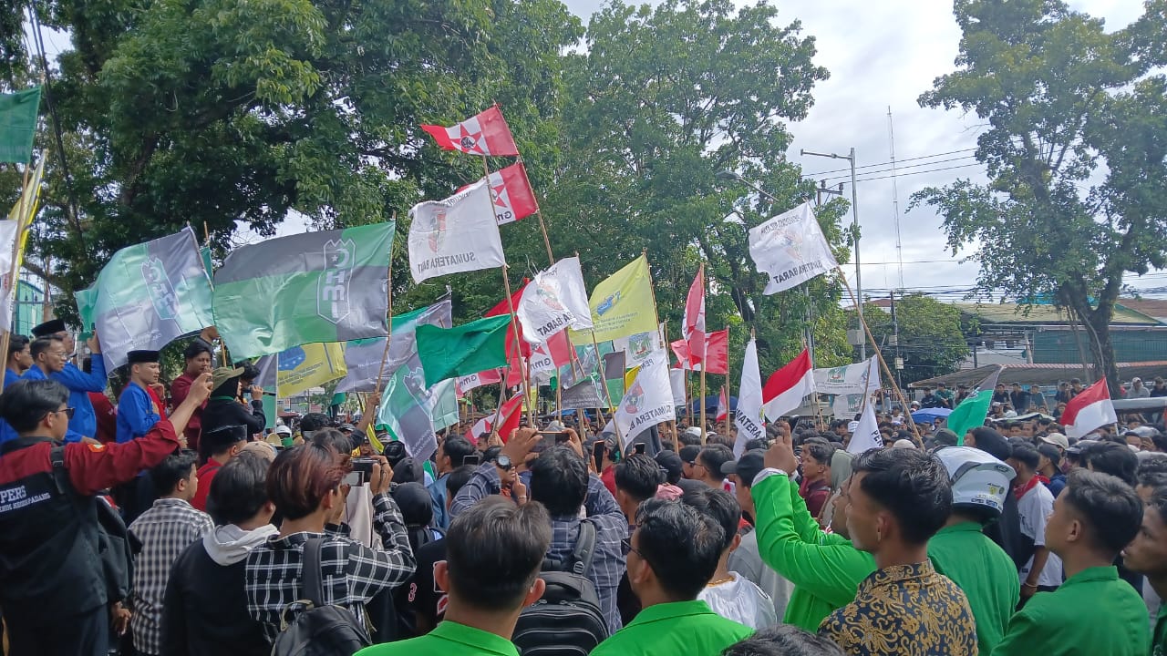 Ratusan massa dari berbagai elemen masyarakat mulai menggelar aksi di depan DPRD Sumbar, Senin (1/9/2025), pukul 15.00 WIB. Polisi siaga, jalan dipadati PKL.