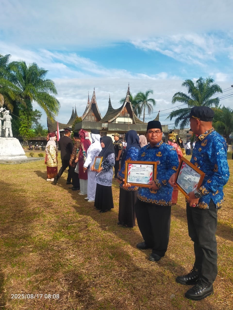 REWARD: Rudi Priyatno saat menerima penghargaan Sekolah Stratifikasi UKS Standar dari Pemko Padang (17/8).