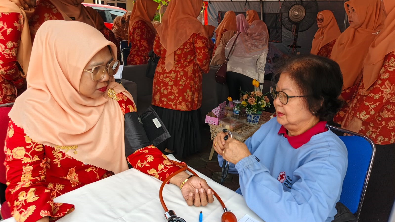 DITES: Salah seorang guru sedang mengukur tensi sebelum menjalnai donor darah.