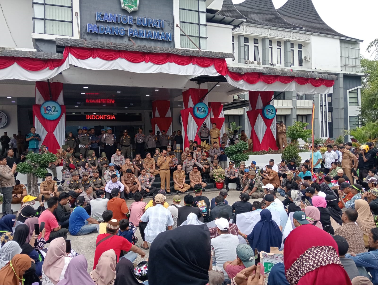 PROTES: Masyarakat Nagari Kapalohilalang melakukan aksi di depan Kantor Bupati Padangpariaman, kemarin. Mereka menuntut Bupati Padangpariaman menangguhkan SK peruntukan lahan pembangunan Yonkes.