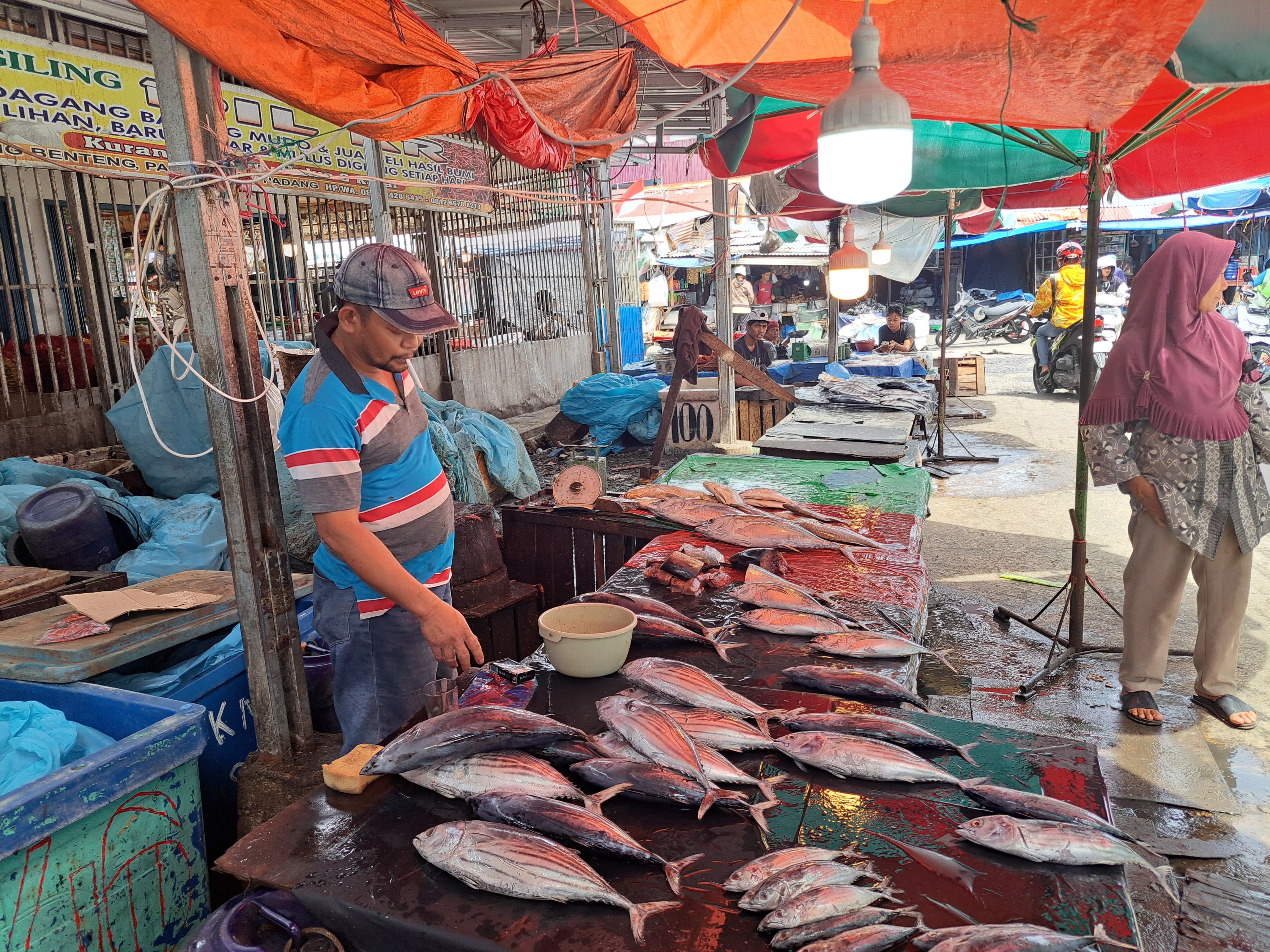 Salah seorang pedagang ikan di Pasar Raya Padang sedang menunggu pembeli, kemarin.