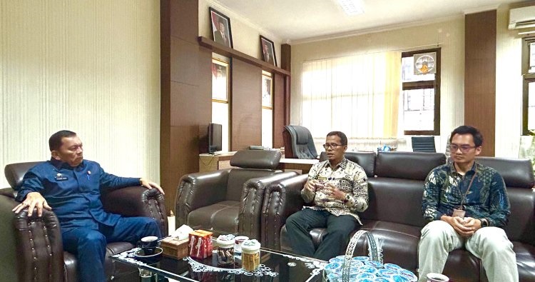 KOORDINASI: Kepala KPPN Lubuksikaping, Syahrawi Munthe, dan Sekkab Pasaman, Yudesri saat audiensi di Kantor Bupati Pasaman, Senin (1/9).