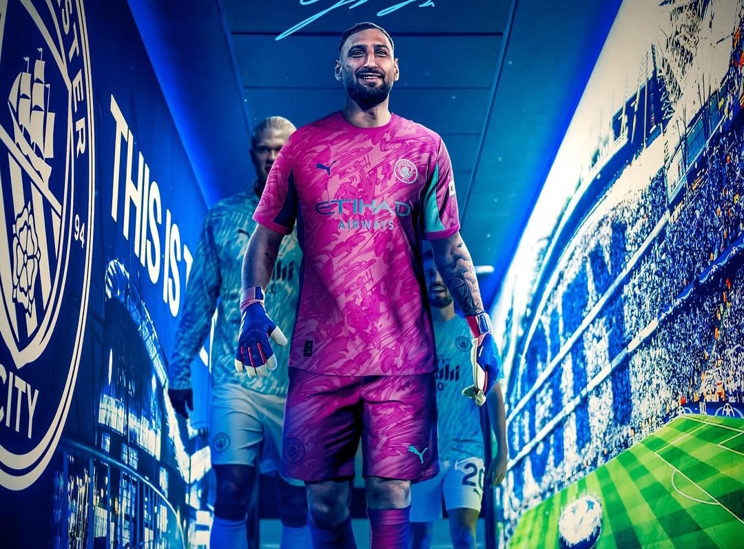 Gianluigi Donnarumma resmi diperkenalkan sebagai kiper baru Manchester City setelah didatangkan dari PSG dengan nilai transfer &pound;26 juta.(Foto: Instagram @mancity)
