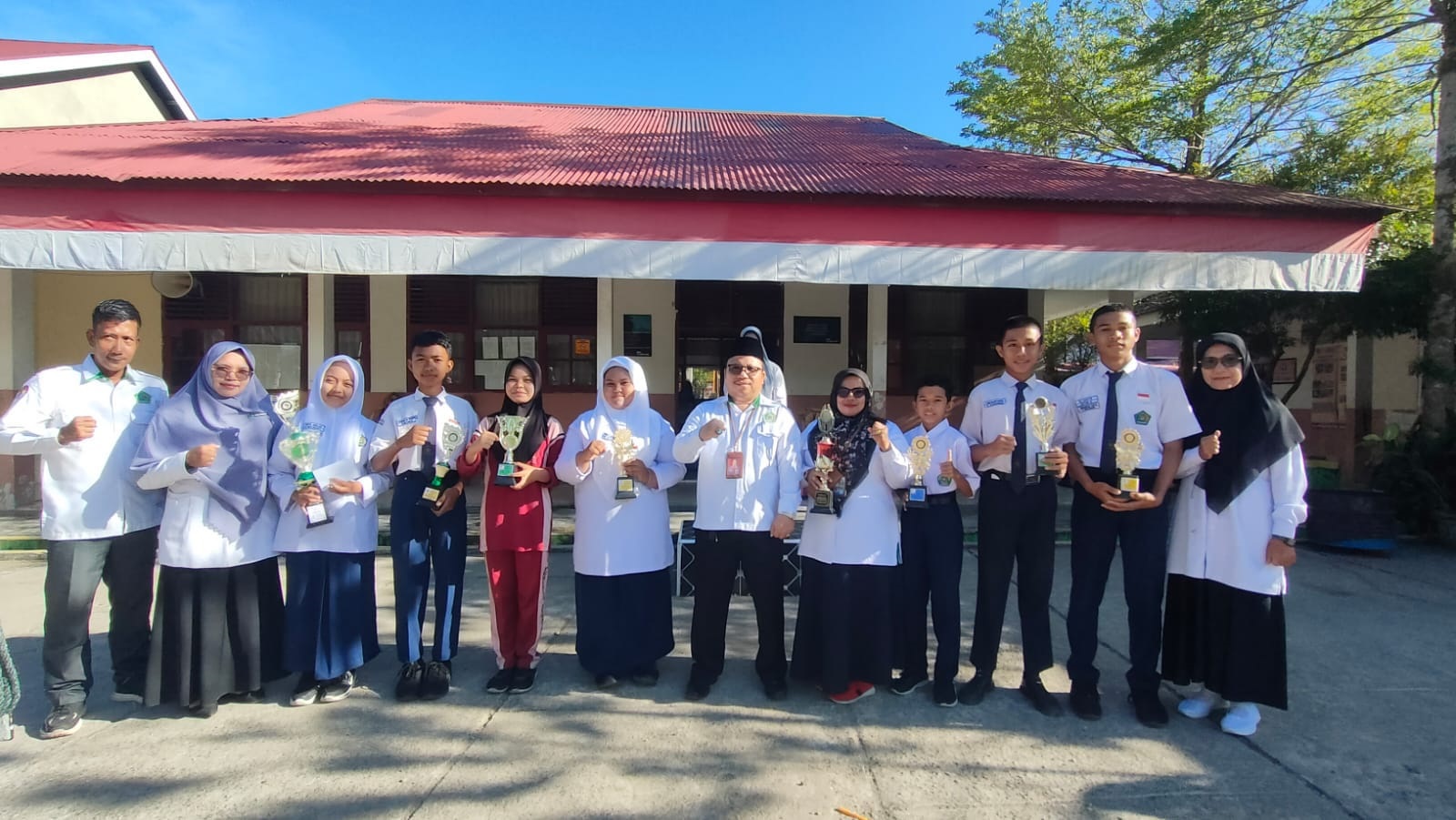 BANGGA: Para siswa MTsN 7 Pesisir Selatan ketika menerima reward HUT 80 RI beberapa waktu lalu.