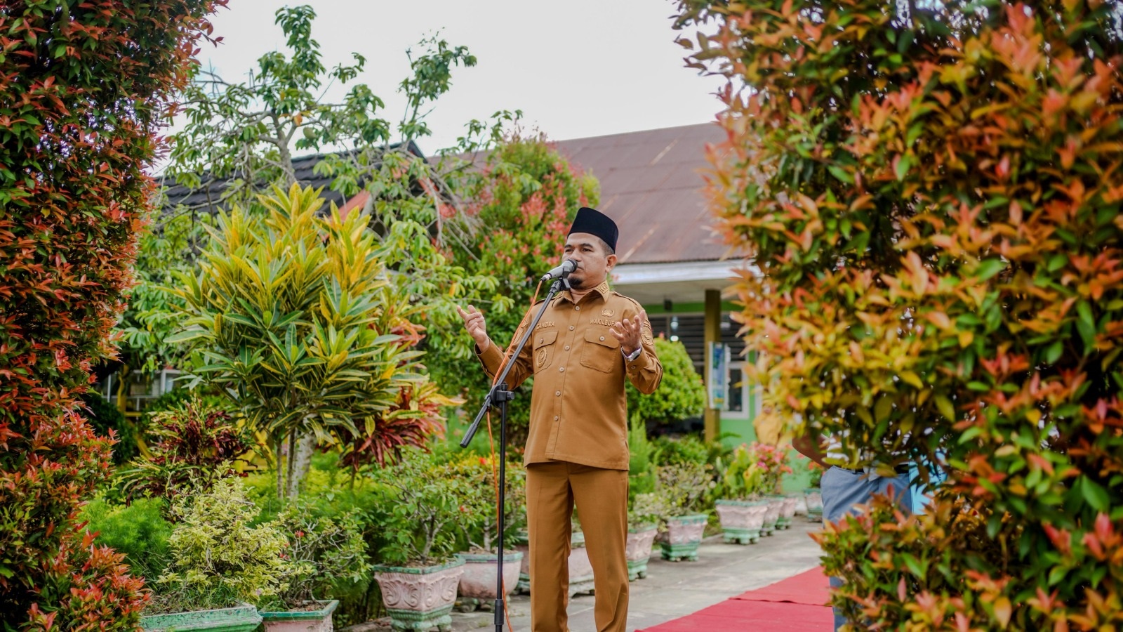 PIMPIN UPACARA: Wakil Bupati Solok, H. Candra, menyampaikan amanat sebagai pembina upacara di SMAN 1 Kubung, Senin (1/9), menekankan pentingnya pendidikan, teknologi, dan moral generasi muda.