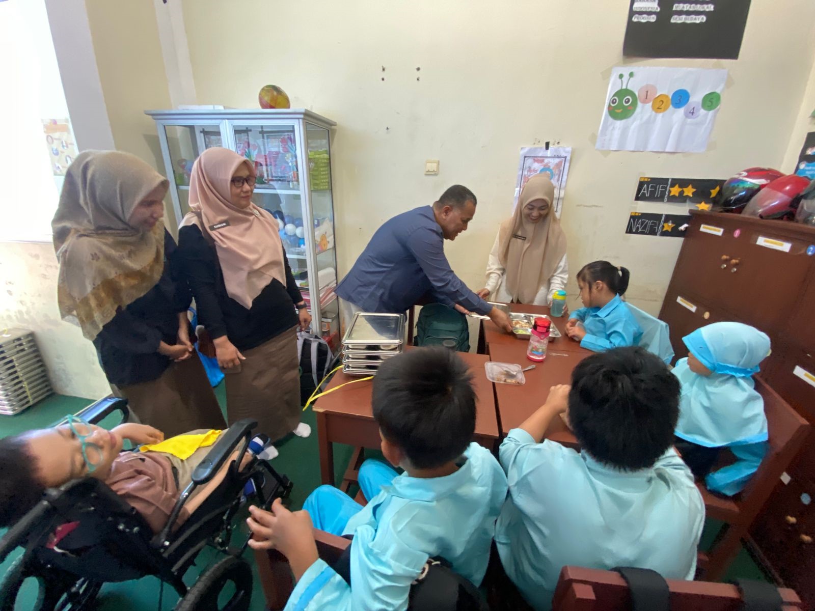 CIPTAKAN GENERASI SEHAT: Kepala Dinas Pendidikan Kota Payakumbuh, Dasril, membagikan Makanan Bergizi Gratis (MBG) di salah satu Sekolah Luar Biasa (SLB) di Kota Payakumbuh, kemarin.
