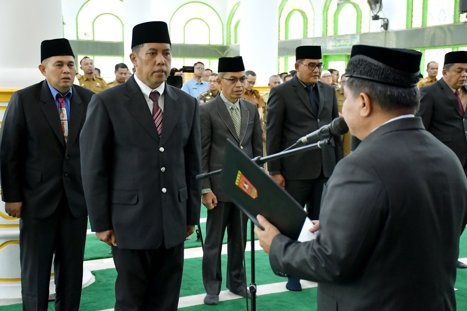 MUTASI JABATAN: Bupati Agam Benni Warlis melantik 12 pejabat tinggi pratama di Masjid Agung Nurul Fallah Padangbaru, Lubukbasung, Senin, (1/9).