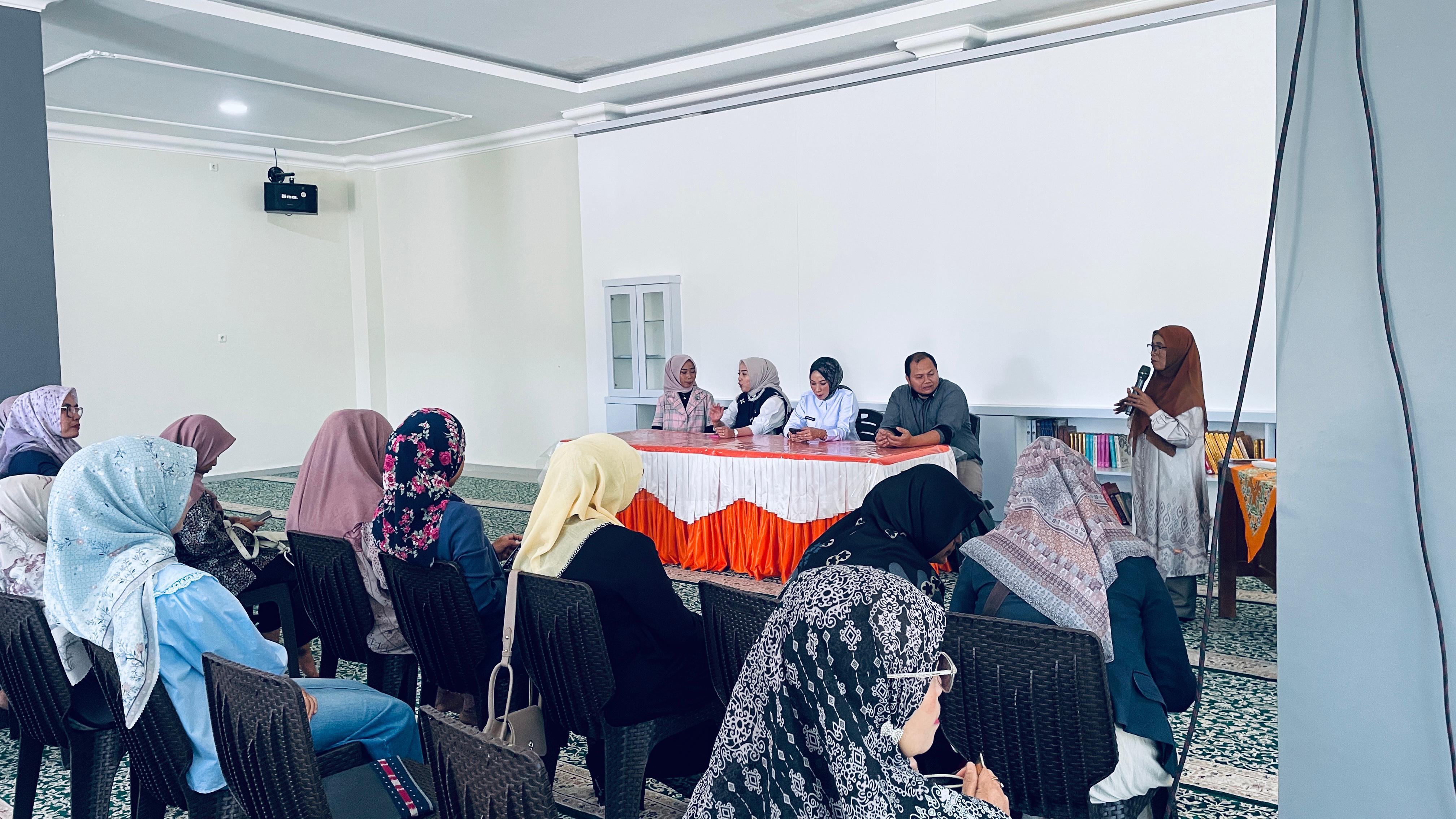 Rumah BUMN Bukittinggi dan Forum UMKM Ampe Angkek gelar pelatihan UMKM 2025, perkuat kapasitas perempuan pelaku usaha lewat public speaking dan pemanfaatan AI.