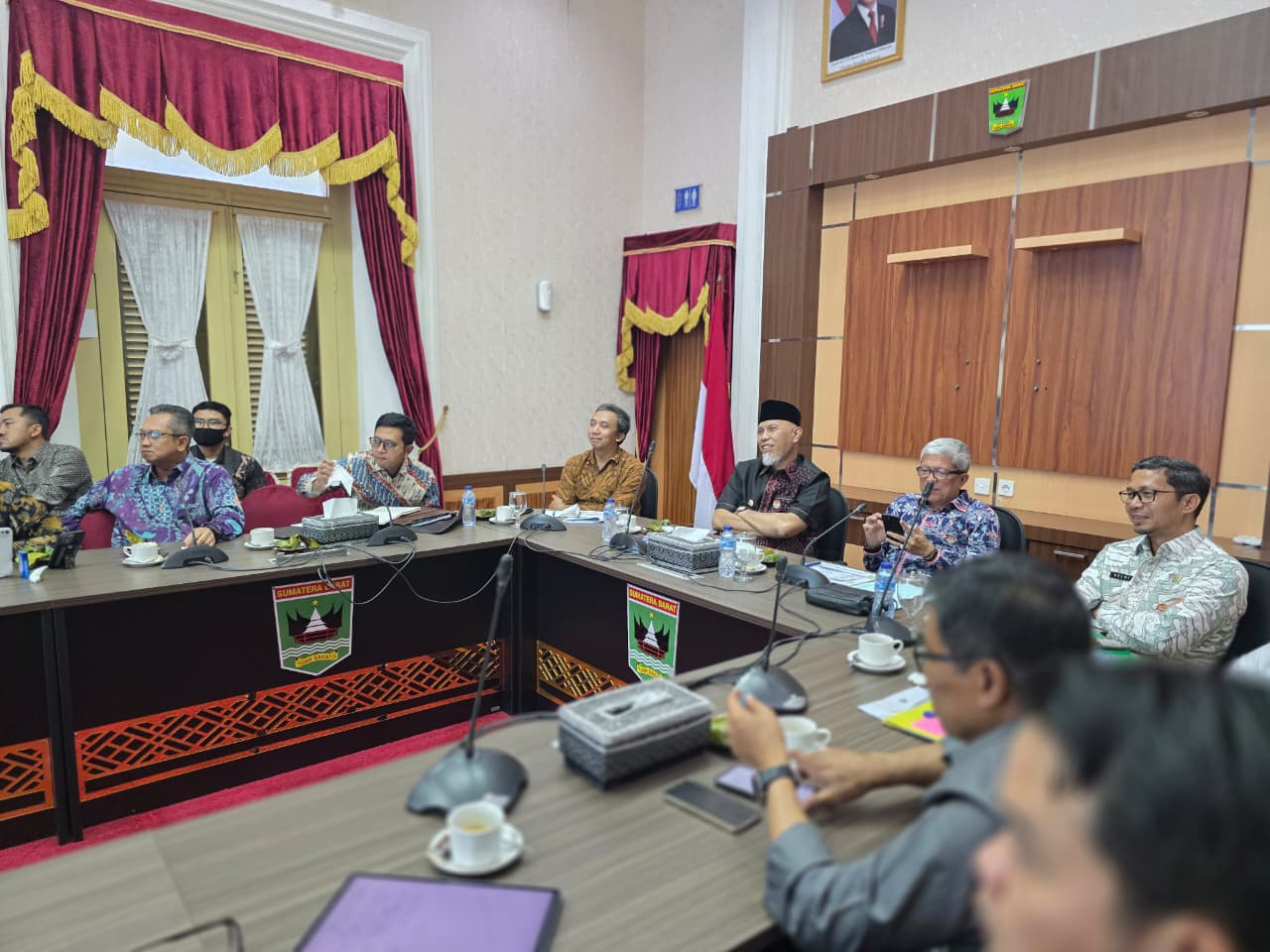 Gubernur Sumbar Mahyeldi dalam pertemuan dengan pengembang energi hijau di ruang rapat Istana Gubernuran, Jumat (8/8/2025).