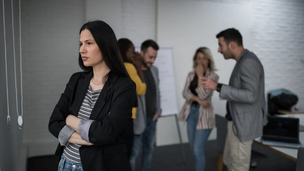 Ilustrasi orang sedang dibicarakan dari belakang.