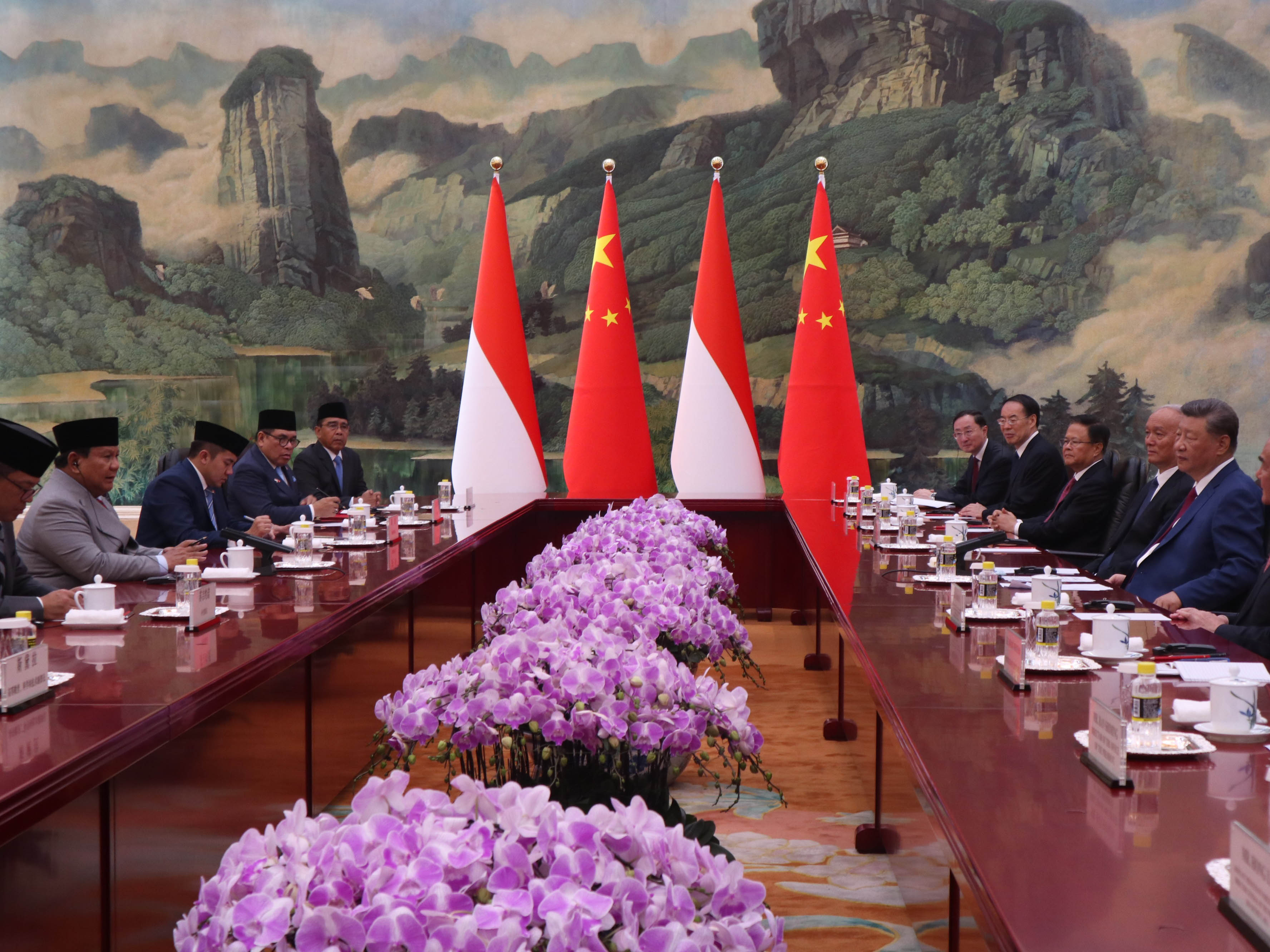 TEMU XI JINPING: Presiden Prabowo Subianto (kiri) melakukan pertemuan dengan Presiden China Xi Jinping (kanan) di Balai Besar Rakyat, Beijing, China, Rabu (3/9).