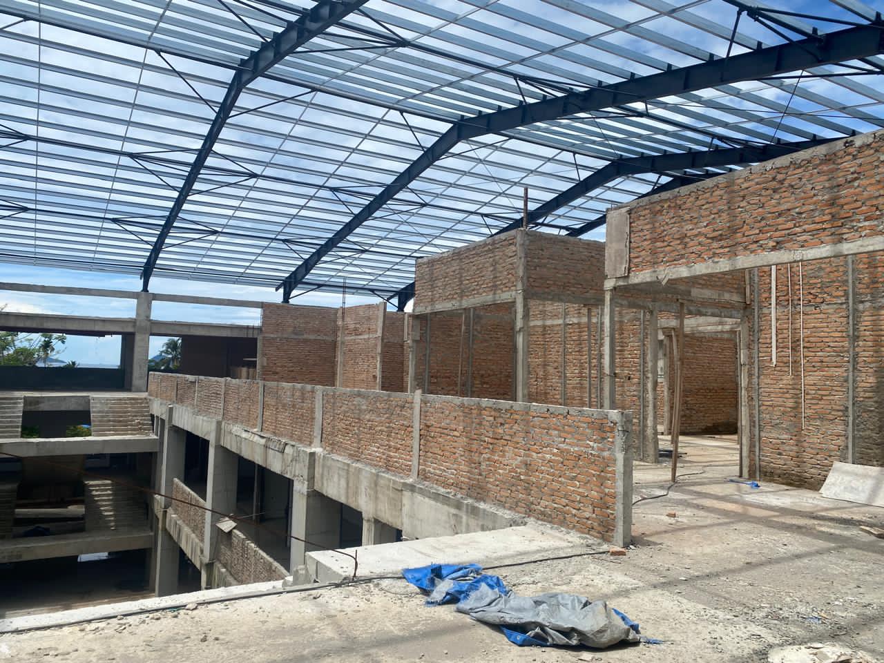 BAKAL DISELESAIKAN: Kondisi bangunan Pasar Painan yang masih terbengkalai usai proyek tahap awal dihentikan pada 2024 lalu.