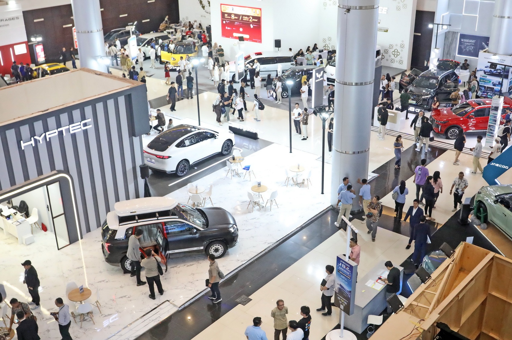 Kendaraan yang mengusung konsep futuristik menjadi daya tarik pengunjung yang datang ke pameran otomotif tersebut.